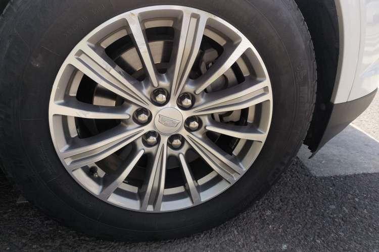 Used Cadillac XT5 2018 28T Four-Wheel Drive Luxury Model Right Front Wheel Hub