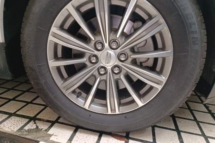 Used Cadillac XT5 2018 28T Four-Wheel Drive Luxury Model Right Front Wheel Hub