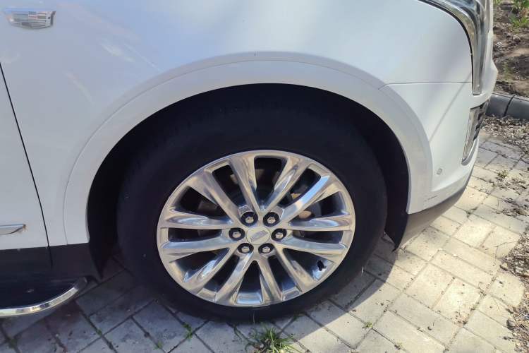Used Cadillac XT5 2018 28E 4x4 Platinum Edition Right Front Wheel Hub