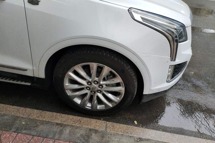 Used Cadillac XT5 2018 28E 4x4 Platinum Edition Right Front Wheel Hub