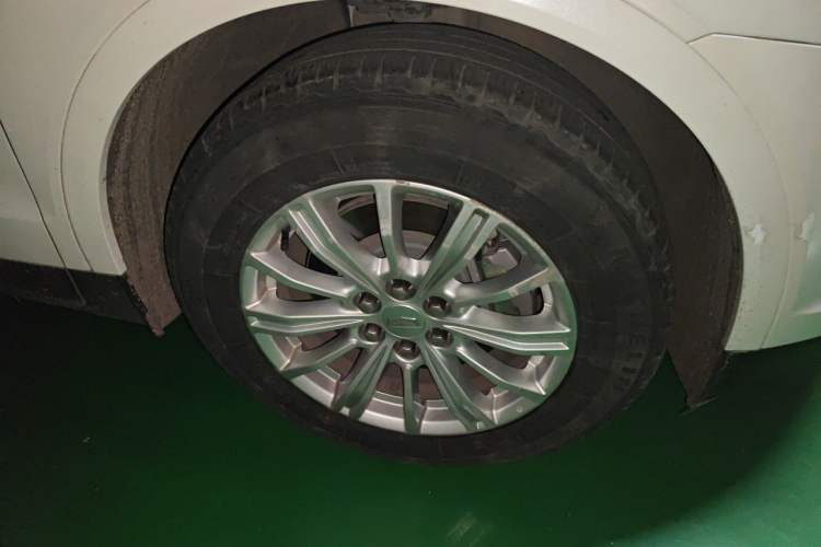 Used Cadillac XT5 2018 28E Four-Wheel Drive Tech Version Right Front Wheel Hub