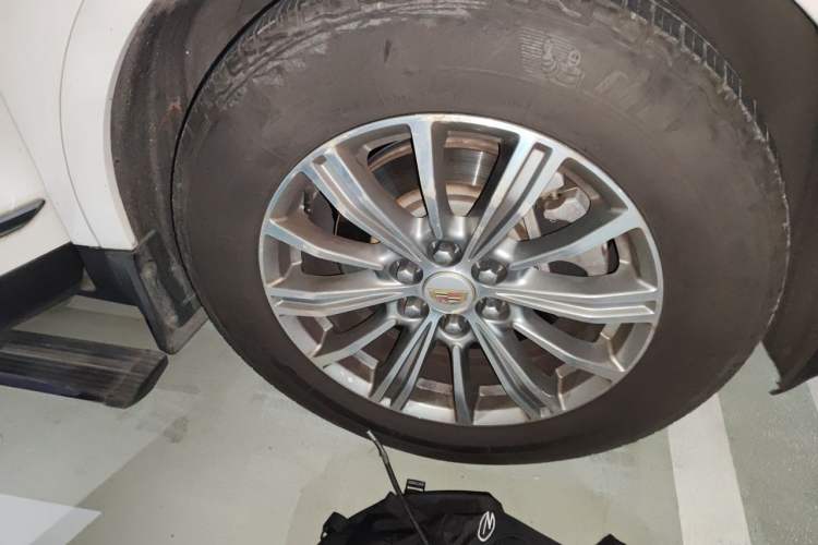 Used Cadillac XT5 2018 25T Luxury Model Right Front Wheel Hub
