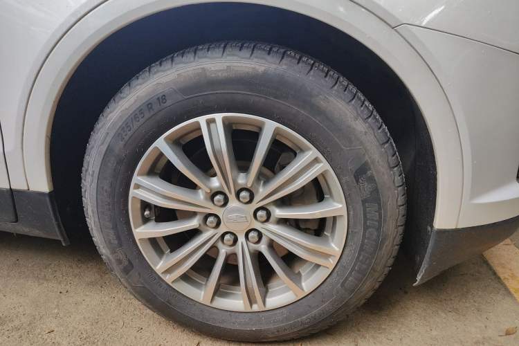 Used Cadillac XT5 2018 25T Luxury Model Right Front Wheel Hub