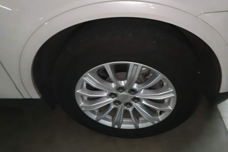 Used Cadillac XT5 2018 28E Four-Wheel Drive Tech Version Right Front Wheel Hub