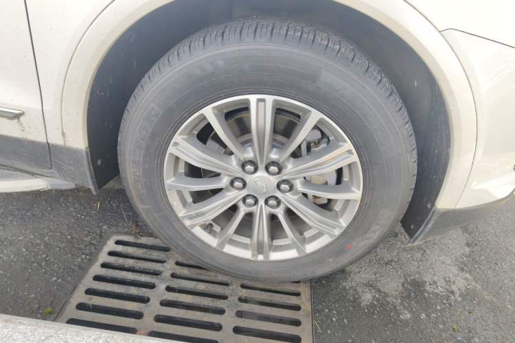 Used Cadillac XT5 2018 28T Four-Wheel Drive Luxury Model Right Front Wheel Hub