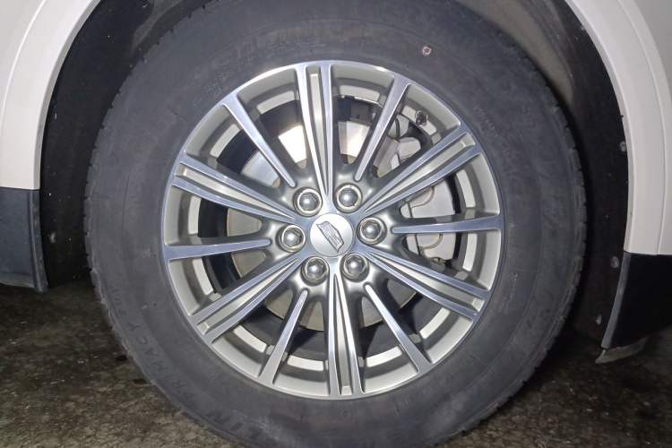Used Cadillac XT5 2018 25T Luxury Model Right Front Wheel Hub