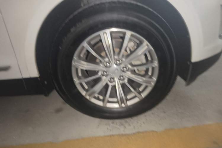 Used Cadillac XT5 2018 25T Luxury Model Right Front Wheel Hub