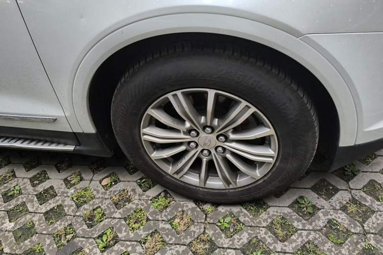 Used Cadillac XT5 2018 28T Four-Wheel Drive Luxury Model Right Front Wheel Hub