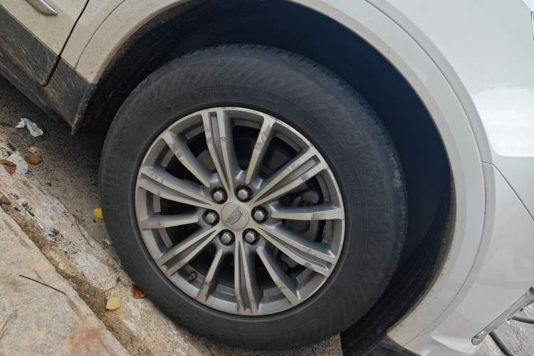 Used Cadillac XT5 2018 25T Luxury Model Right Front Wheel Hub