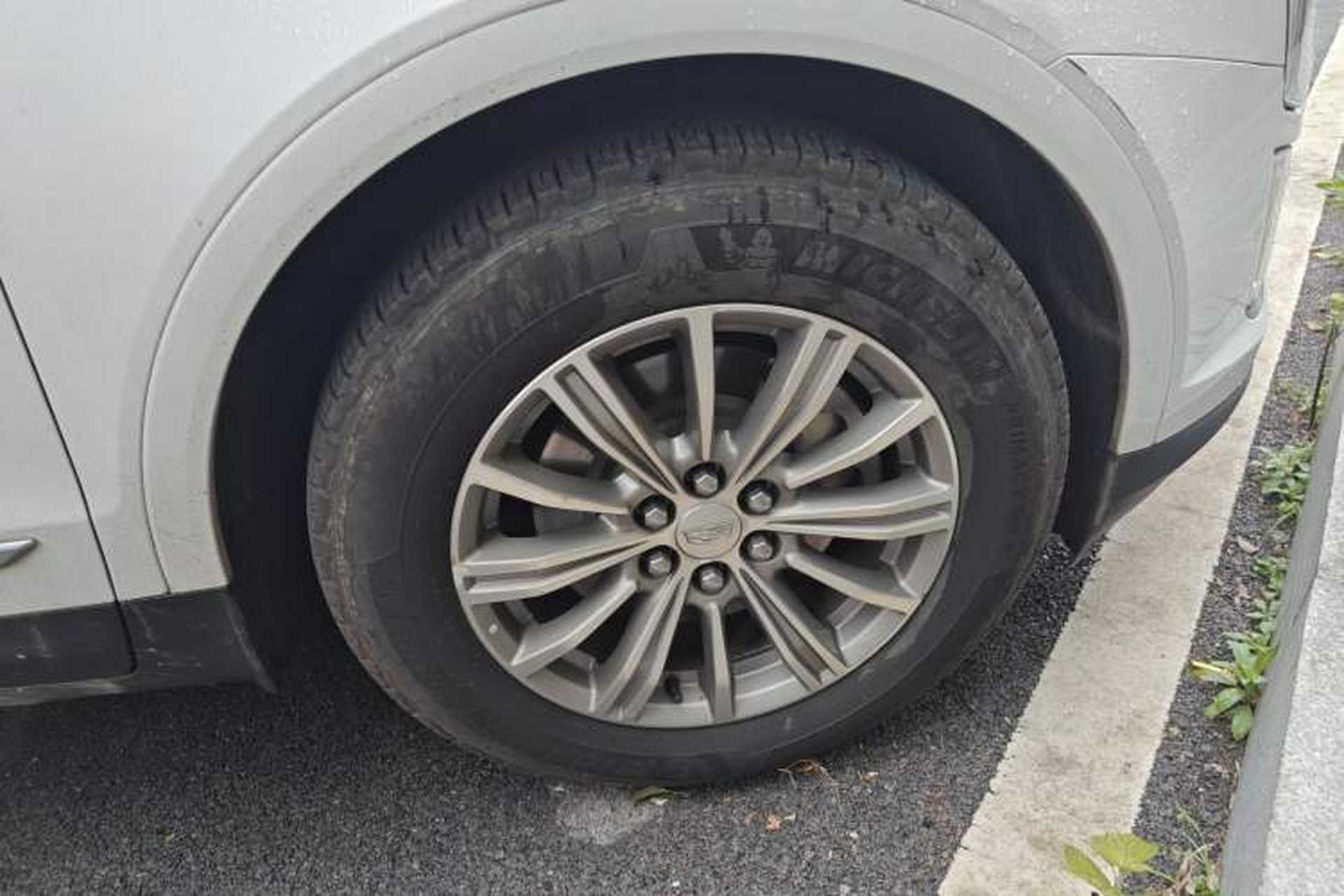 Used Cadillac XT5 2018 25T Luxury Model Right Front Wheel Hub