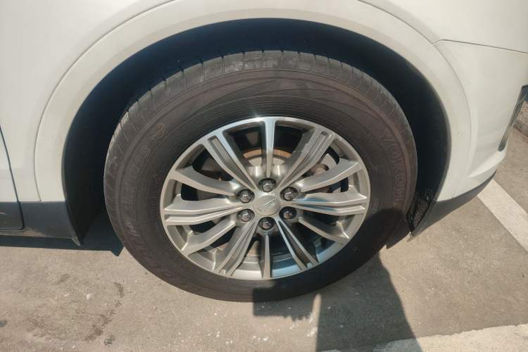 Used Cadillac XT5 2018 25T Luxury Model Right Front Wheel Hub