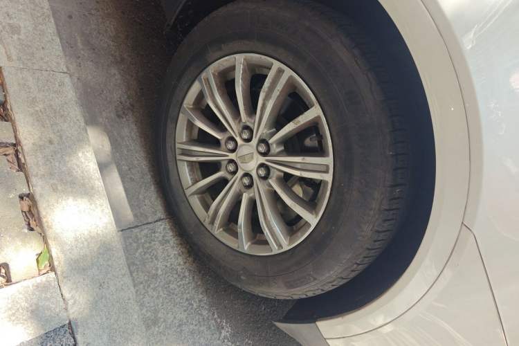 Used Cadillac XT5 2018 28T Four-Wheel Drive Luxury Model Right Front Wheel Hub