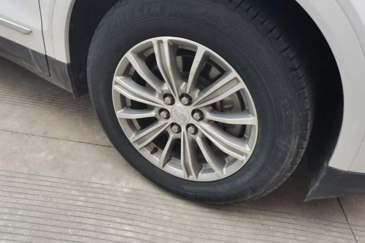Used Cadillac XT5 2018 28T Four-Wheel Drive Luxury Model Right Front Wheel Hub
