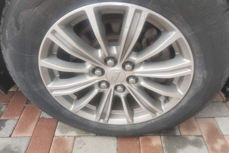 Used Cadillac XT5 2018 28T Four-Wheel Drive Luxury Model Right Front Wheel Hub
