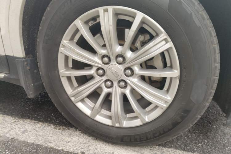 Used Cadillac XT5 2018 25T Tech Model Right Front Wheel Hub