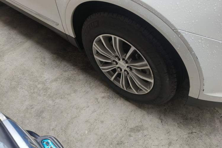 Used Cadillac XT5 2018 25T Luxury Model Right Front Wheel Hub