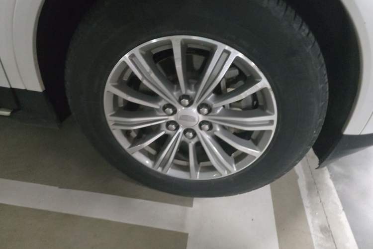 Used Cadillac XT5 2018 25T Luxury Model Right Front Wheel Hub