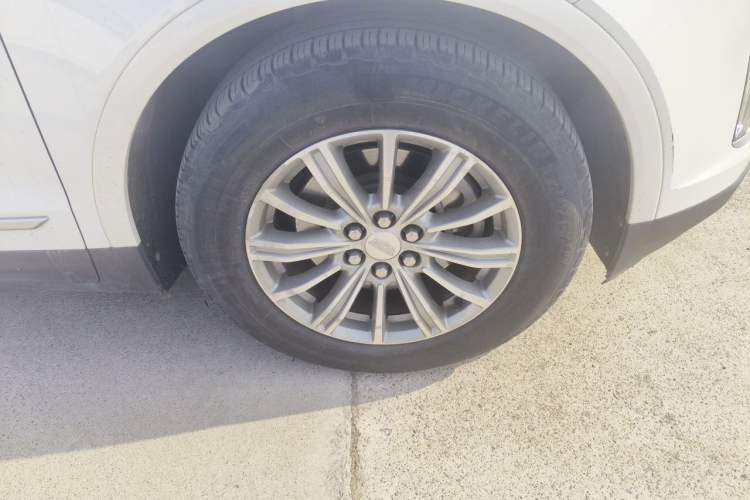 Used Cadillac XT5 2018 25T Luxury Model Right Front Wheel Hub