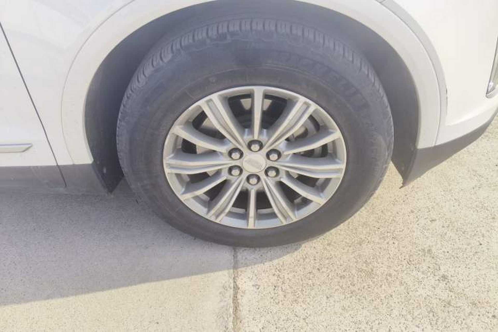 Used Cadillac XT5 2018 25T Luxury Model Right Front Wheel Hub