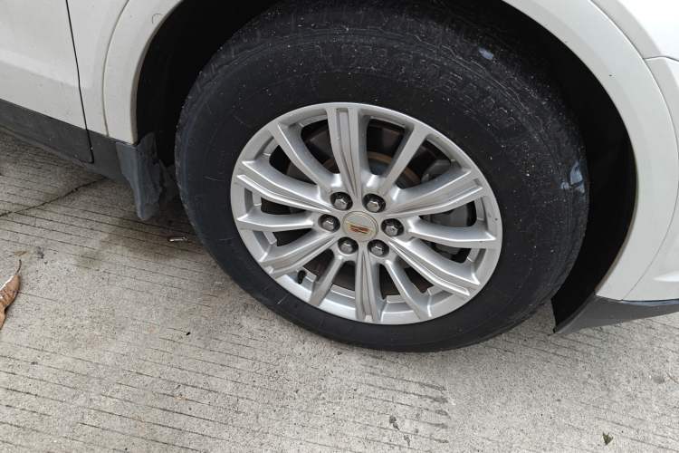 Used Cadillac XT5 2018 25T Tech Model Right Front Wheel Hub