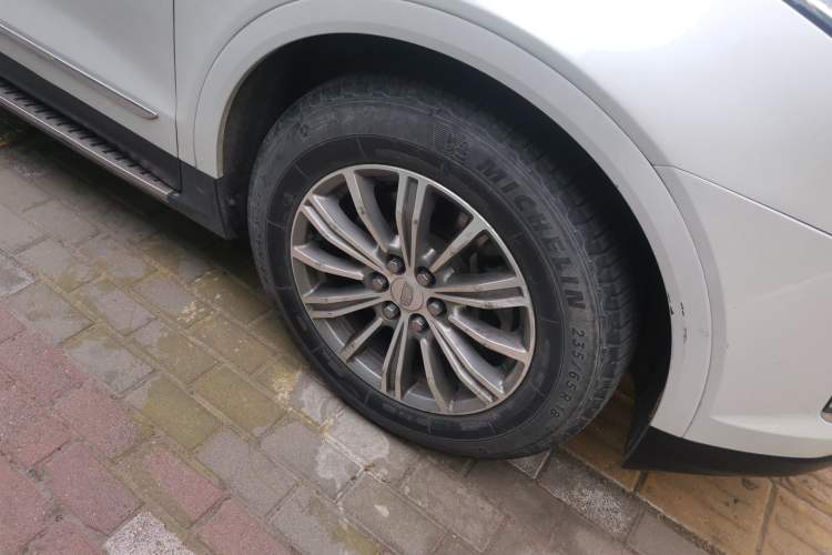 Used Cadillac XT5 2018 25T Luxury Model Right Front Wheel Hub