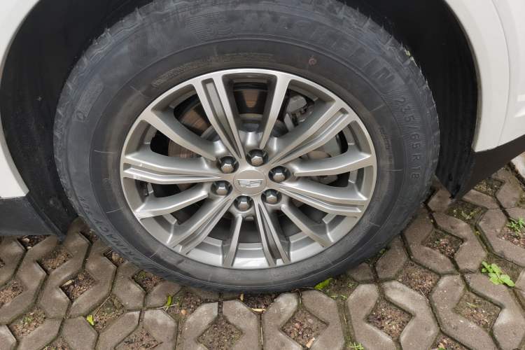 Used Cadillac XT5 2018 25T Luxury Model Right Front Wheel Hub