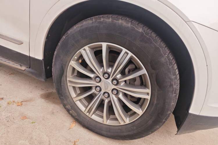 Used Cadillac XT5 2018 25T Luxury Model Right Front Wheel Hub