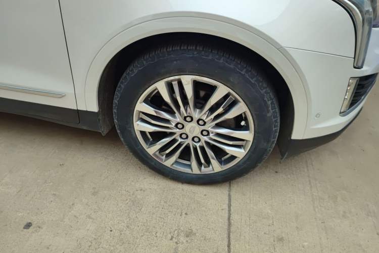 Used Cadillac XT5 2018 28E Four-Wheel Drive Tech Version Right Front Wheel Hub