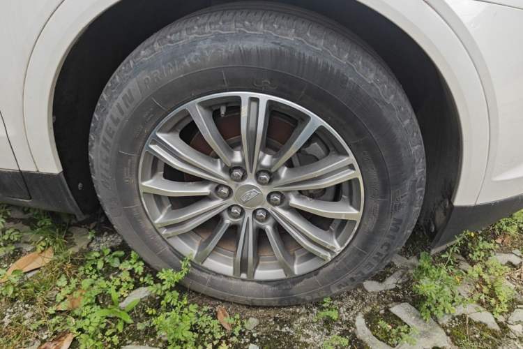 Used Cadillac XT5 2018 25T Luxury Model Right Front Wheel Hub