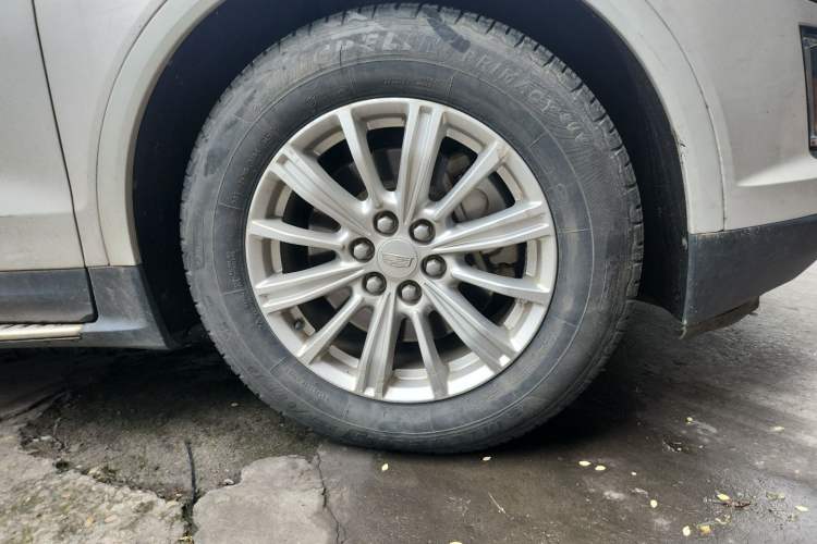 Used Cadillac XT5 2018 28E Four-Wheel Drive Tech Version Right Front Wheel Hub