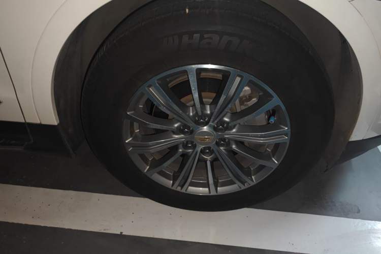 Used Cadillac XT5 2018 25T Luxury Model Right Front Wheel Hub