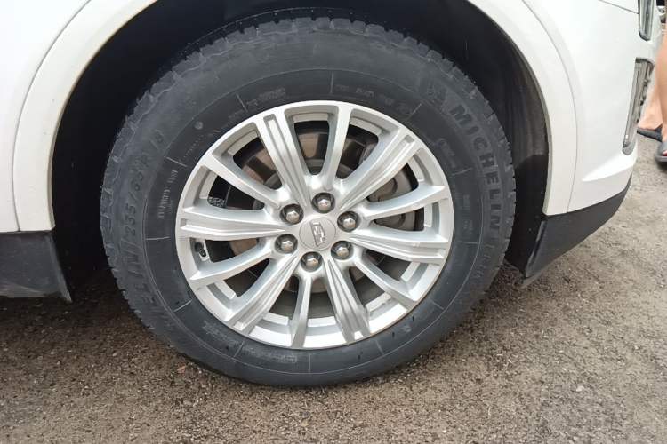 Used Cadillac XT5 2018 28E Four-Wheel Drive Tech Version Right Front Wheel Hub