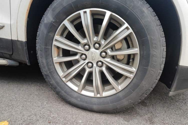 Used Cadillac XT5 2018 28T Four-Wheel Drive Luxury Model Right Front Wheel Hub