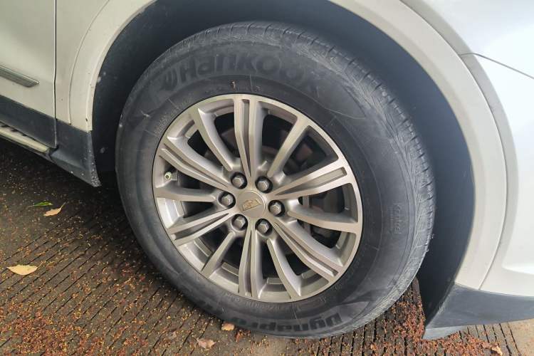 Used Cadillac XT5 2018 25T Luxury Model Right Front Wheel Hub
