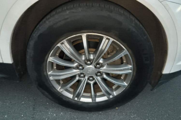 Used Cadillac XT5 2018 25T Luxury Model Right Front Wheel Hub