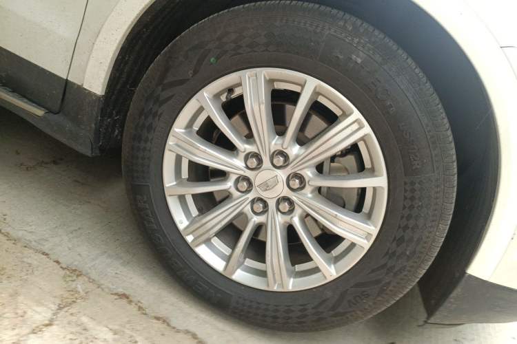 Used Cadillac XT5 2018 28E Four-Wheel Drive Tech Version Right Front Wheel Hub