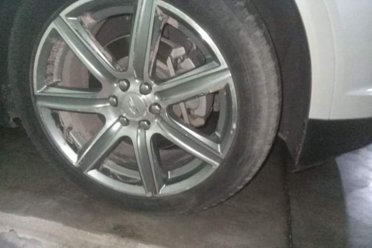 Used Cadillac XT5 2018 28T Four-Wheel Drive Luxury Model Right Front Wheel Hub