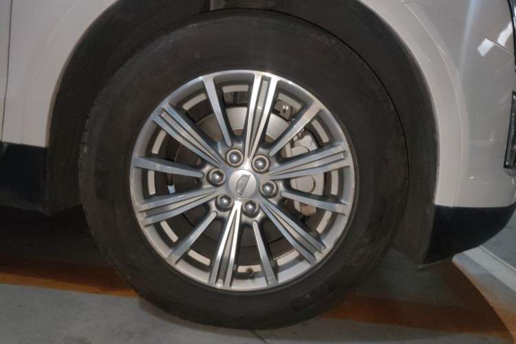 Used Cadillac XT5 2018 25T Luxury Model Right Front Wheel Hub