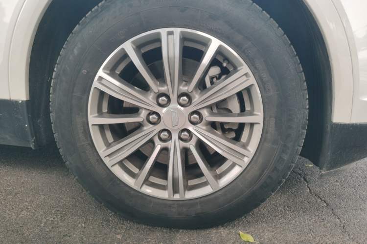 Used Cadillac XT5 2018 28T Four-Wheel Drive Luxury Model Right Front Wheel Hub