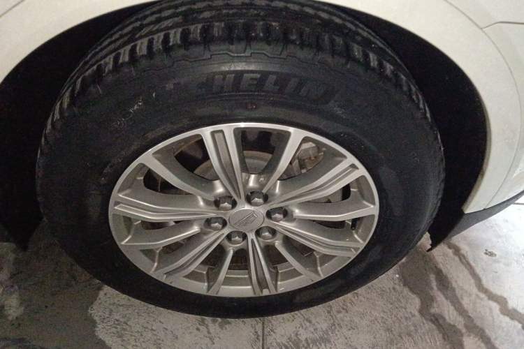 Used Cadillac XT5 2018 28T Four-Wheel Drive Luxury Model Right Front Wheel Hub