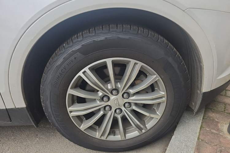 Used Cadillac XT5 2018 25T Tech Model Right Front Wheel Hub