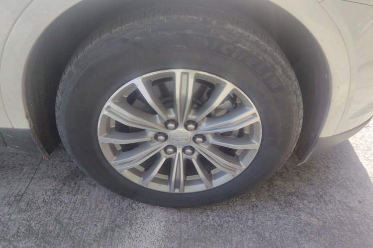 Used Cadillac XT5 2018 28T Four-Wheel Drive Luxury Model Right Front Wheel Hub