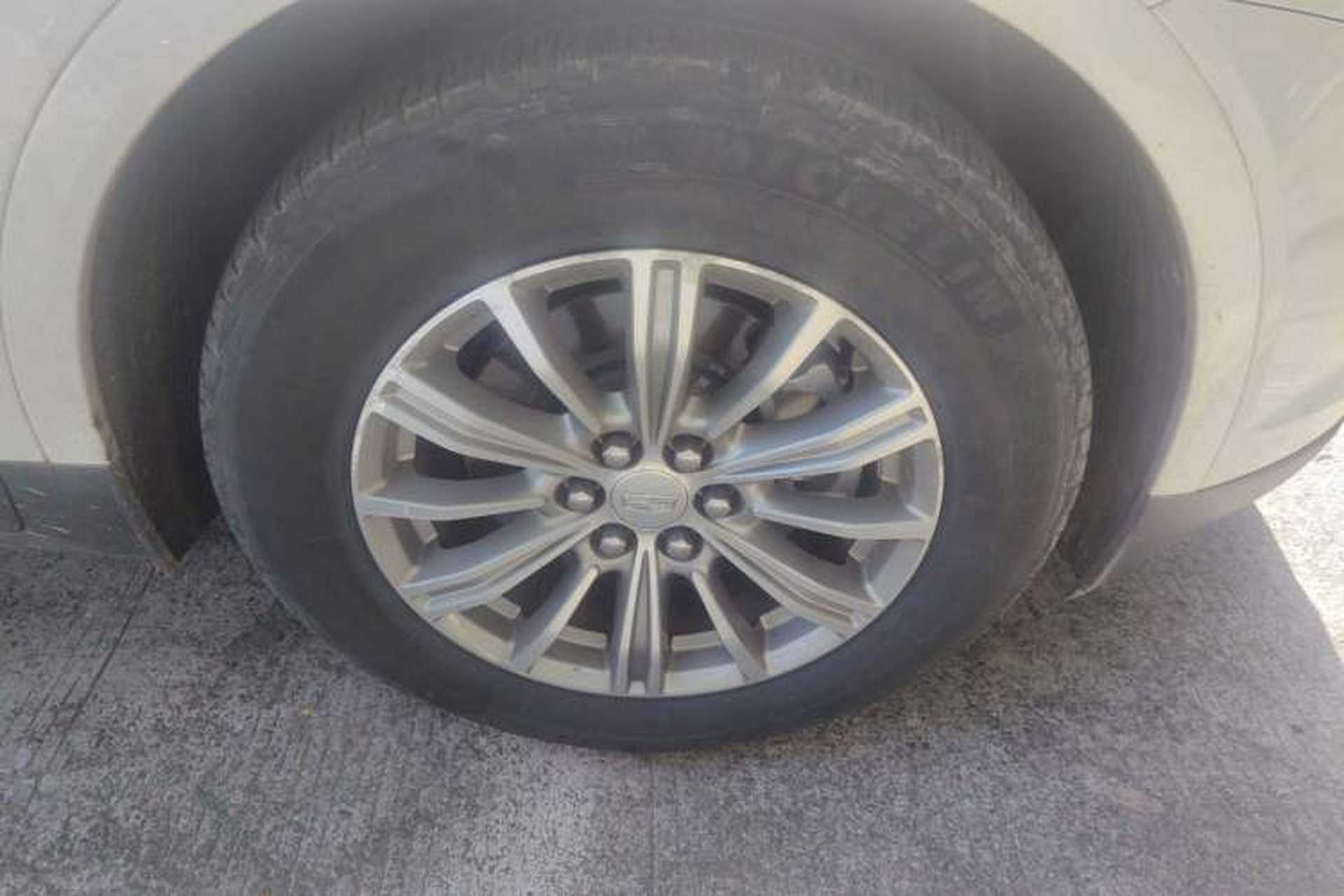 Used Cadillac XT5 2018 28T Four-Wheel Drive Luxury Model Right Front Wheel Hub