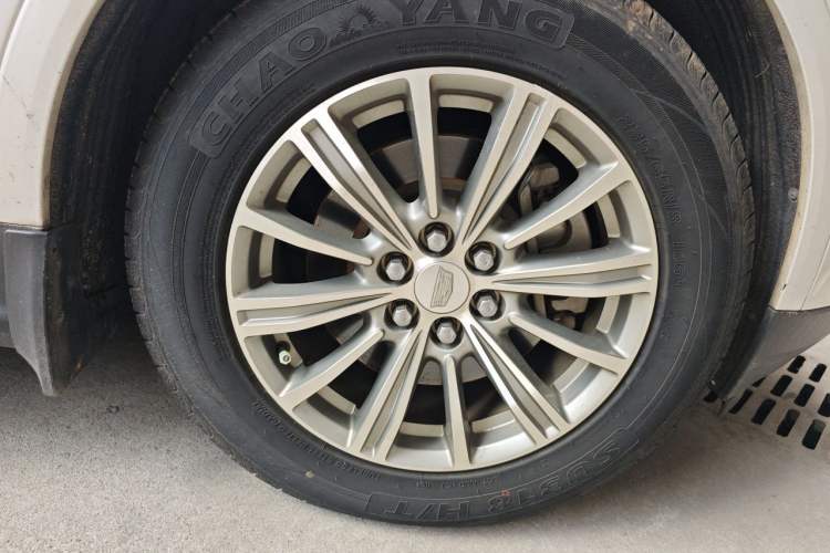 Used Cadillac XT5 2018 25T Luxury Model Right Front Wheel Hub