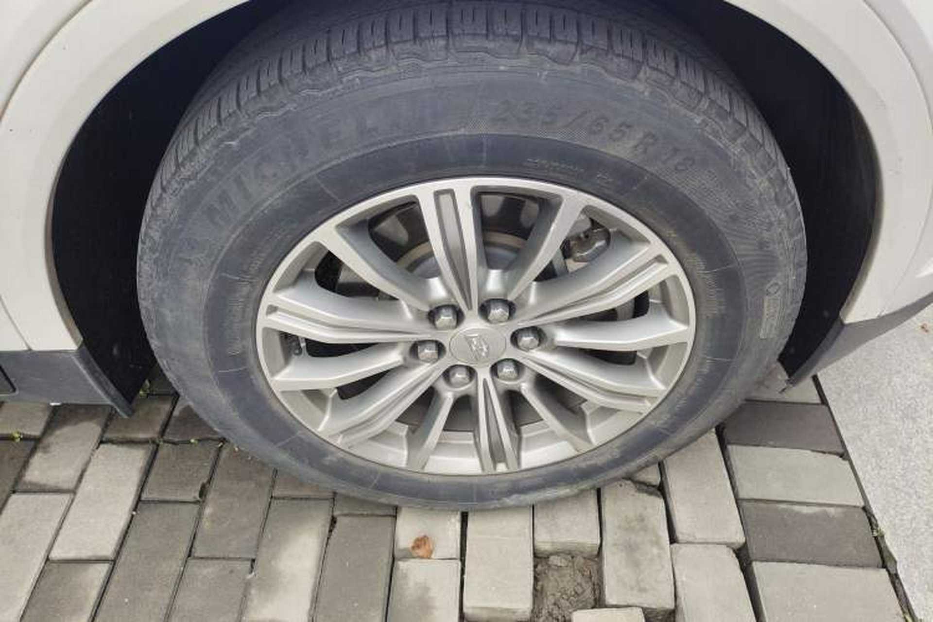 Used Cadillac XT5 2018 25T Luxury Model Right Front Wheel Hub