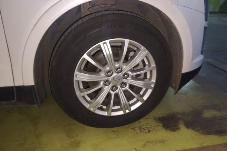 Used Cadillac XT5 2018 28E Four-Wheel Drive Tech Version Right Front Wheel Hub
