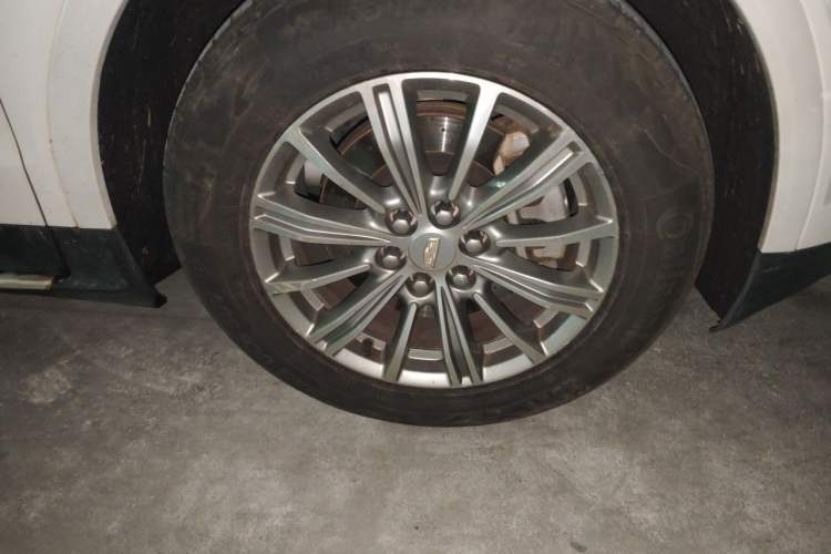 Used Cadillac XT5 2018 25T Luxury Model Right Front Wheel Hub