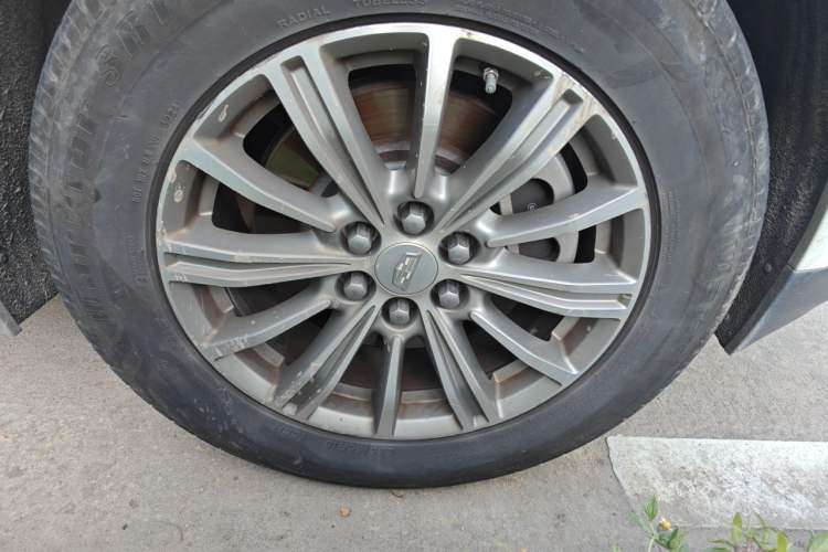 Used Cadillac XT5 2018 28T Four-Wheel Drive Luxury Model Right Front Wheel Hub