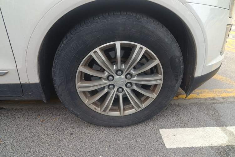 Used Cadillac XT5 2018 25T Luxury Model Right Front Wheel Hub