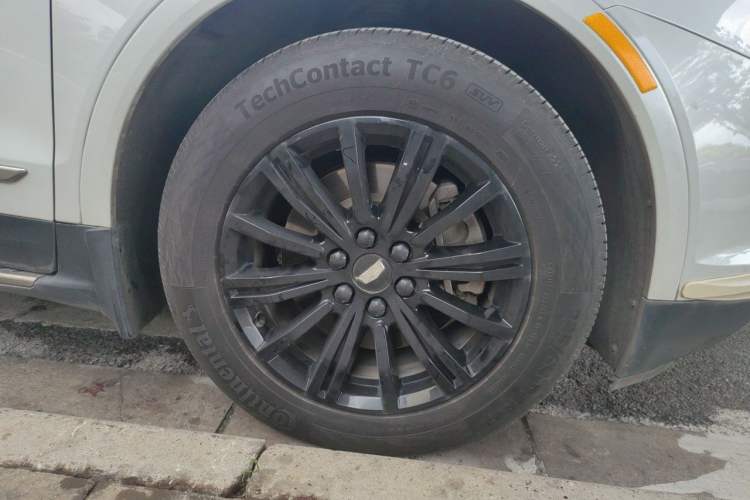 Used Cadillac XT5 2018 25T Luxury Model Right Front Wheel Hub